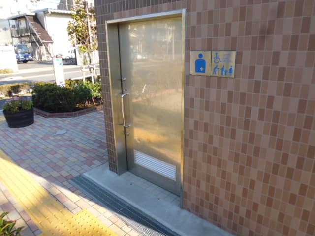篠崎仲町公園 のトイレ入口写真