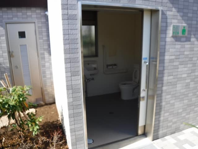 瑞江すずかぜ公園 のトイレ入口写真