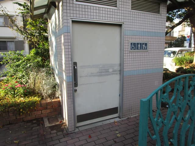 くじゃく児童遊園 のトイレ入口写真