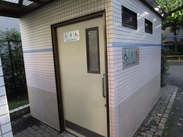 つばめ児童遊園 のトイレ入口写真