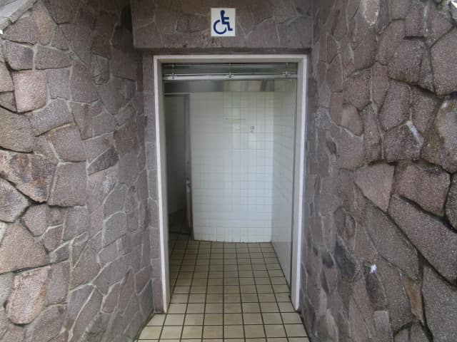 ファミリースポーツ広場(総合レクリエーション公園) のトイレ入口写真