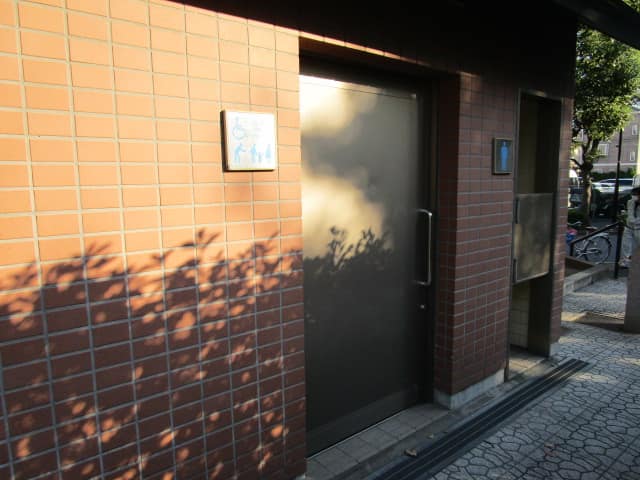 松江三丁目児童遊園 のトイレ入口写真