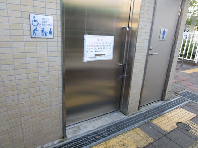 平井三丁目南公園 のトイレ入口写真