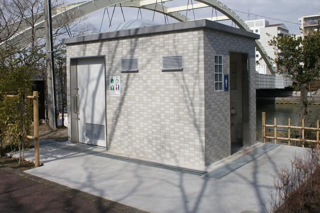 新左近川親水公園 のトイレ入口写真