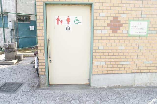 東小松川東公園 のトイレ入口写真