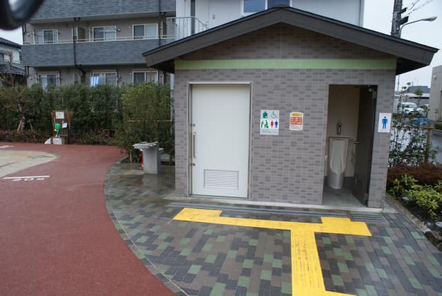 篠崎本郷公園 のトイレ入口写真