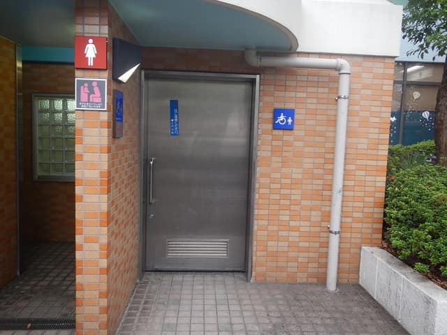 公衆手洗所(三角) のトイレ入口写真