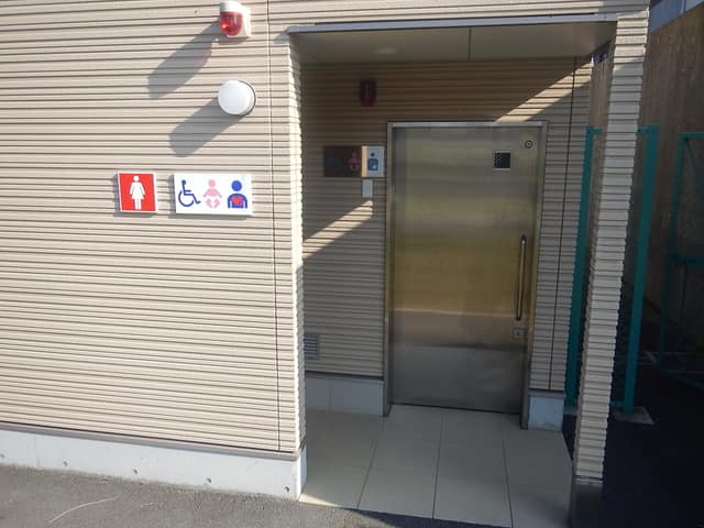 公衆手洗所(中川新橋北) のトイレ入口写真