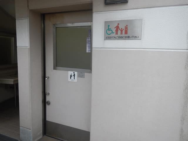 駅前広場手洗所(一之江駅前西口) のトイレ入口写真