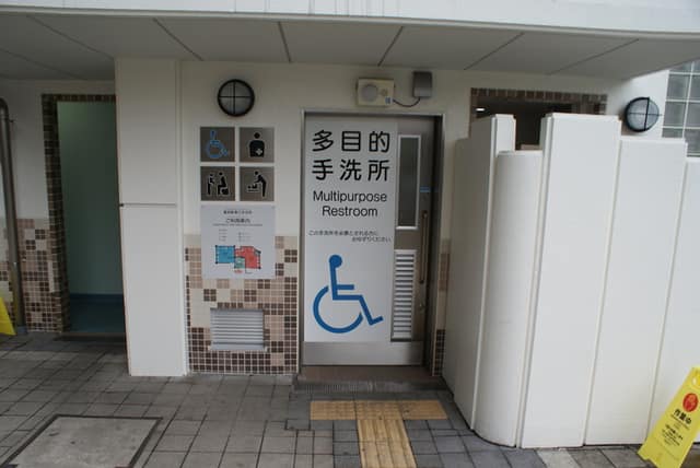 駅前広場手洗所(葛西駅東口) のトイレ入口写真