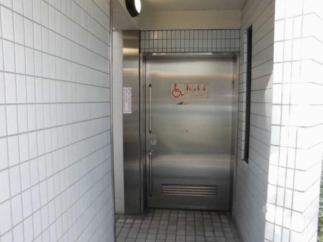 駅前広場手洗所(篠崎駅前) のトイレ入口写真