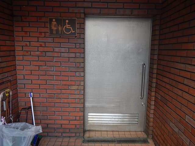 駅前広場手洗所(小岩駅前) のトイレ入口写真