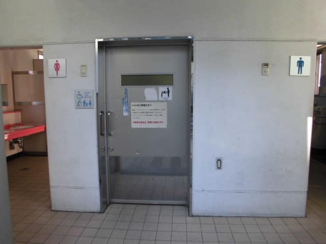 駅前広場手洗所(瑞江駅前) のトイレ入口写真