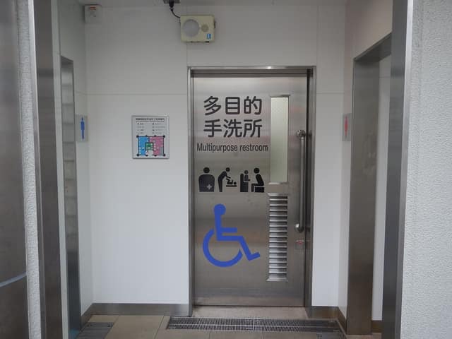 駅前広場手洗所(西葛西駅前) のトイレ入口写真