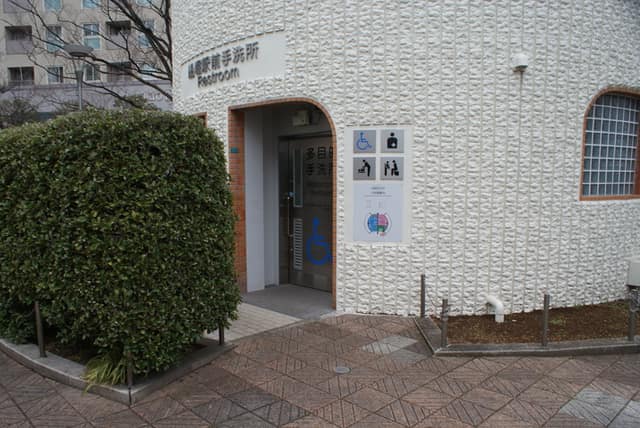 駅前広場手洗所(船堀駅前) のトイレ入口写真