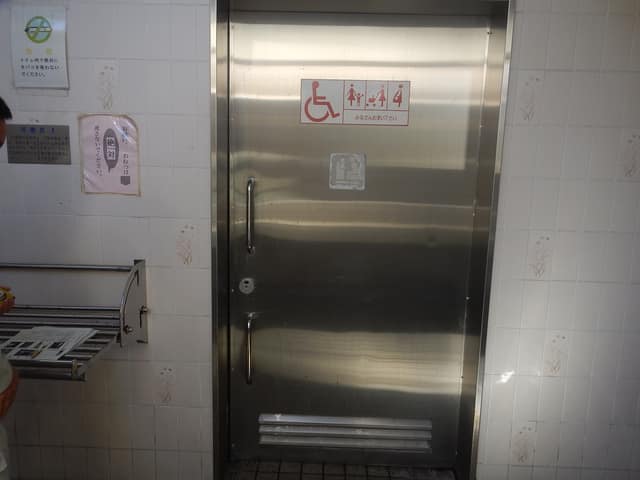 駅前広場手洗所(東大島駅前) のトイレ入口写真