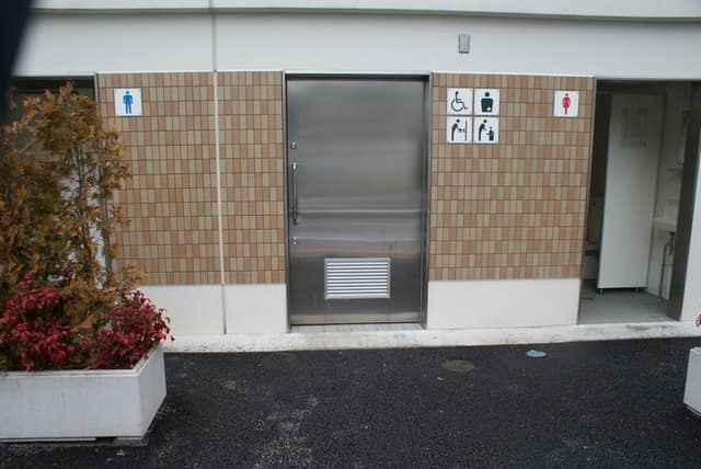公衆手洗所(松江橋) のトイレ入口写真