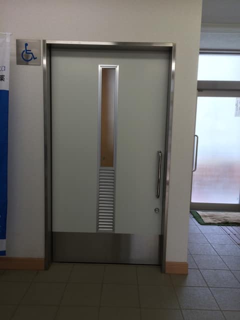 小岩テニスコート のトイレ入口写真