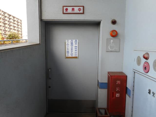 江戸川区球場 のトイレ入口写真