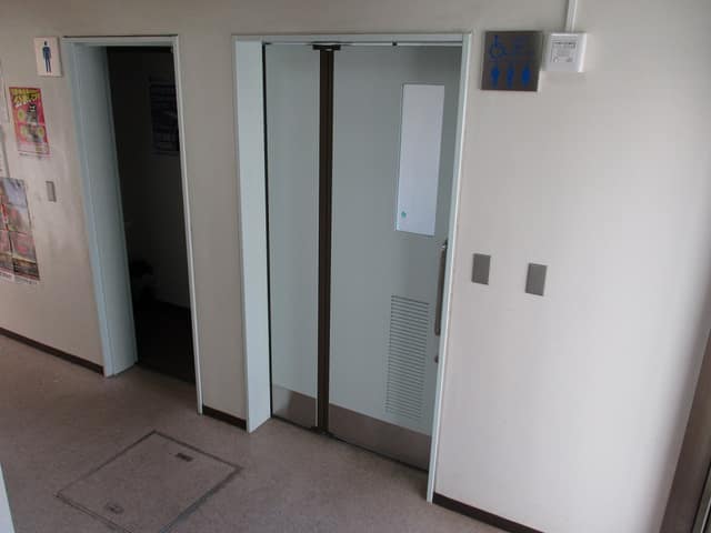 江戸川区臨海球技場 のトイレ入口写真