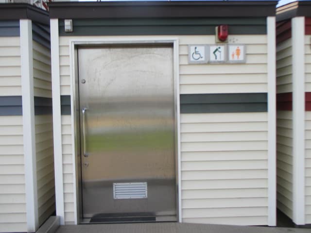 水辺のスポーツガーデン のトイレ入口写真