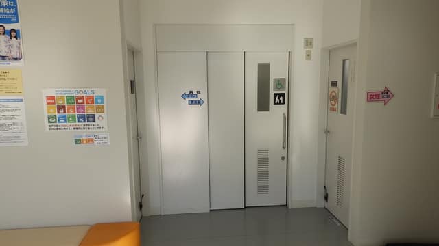 谷河内テニスコート のトイレ入口写真