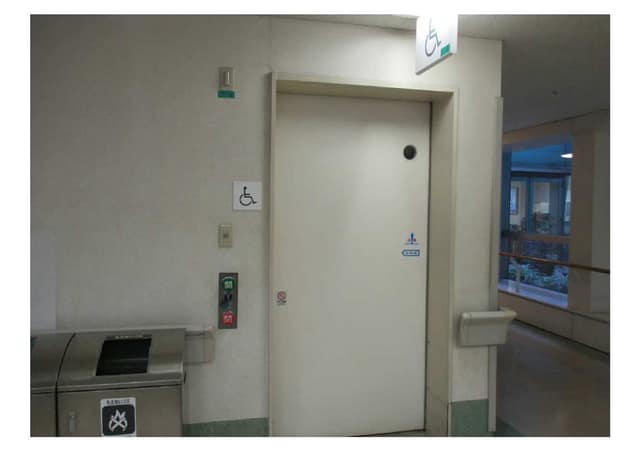 地方独立行政法人東京都立病院機構東京都立豊島病院 のトイレ入口写真