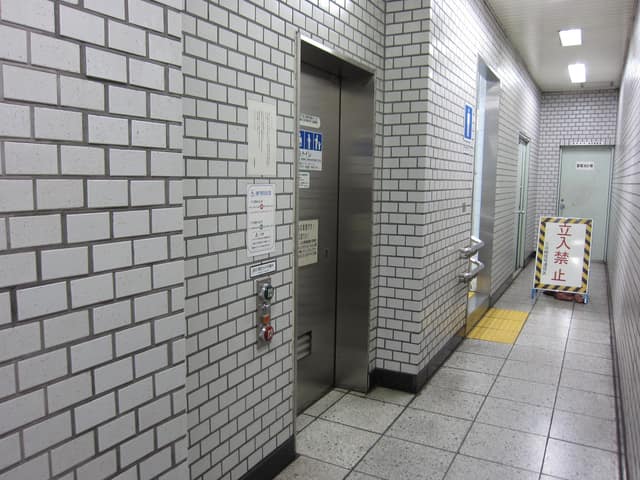 都営三田線駅新板橋駅 のトイレ入口写真