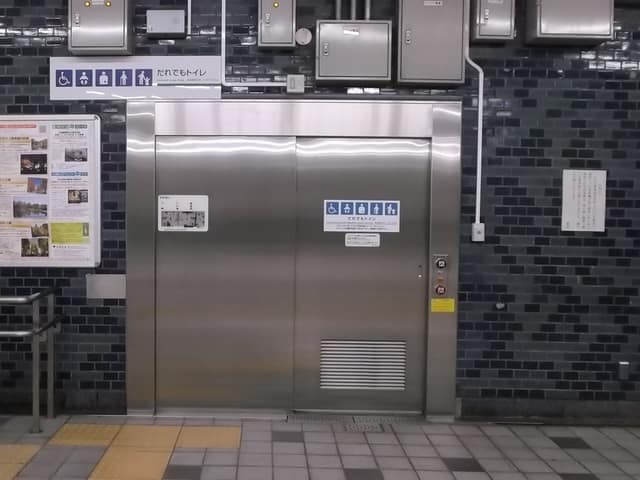 都営三田線高島平駅 のトイレ入口写真