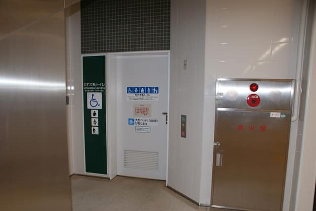 都営三田線西高島平駅 のトイレ入口写真