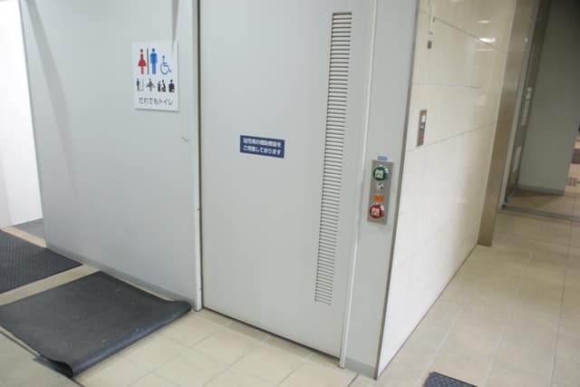 板橋区役所本庁舎 のトイレ入口写真
