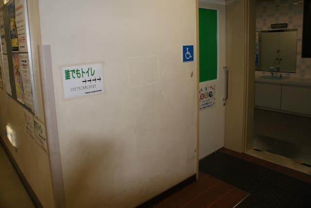 高島平図書館 のトイレ入口写真