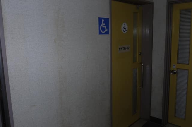 小茂根図書館 のトイレ入口写真