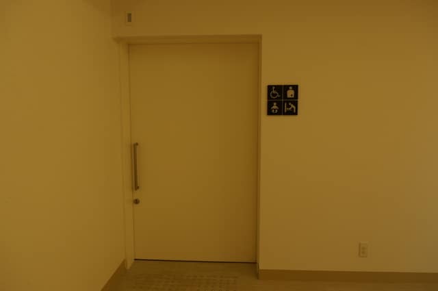 美術館 のトイレ入口写真