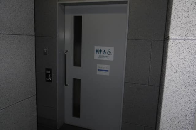 区立グリーンホール のトイレ入口写真