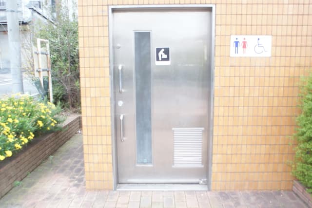 三丁目青空公園 のトイレ入口写真
