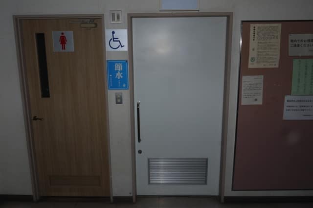 四葉二丁目公園 のトイレ入口写真