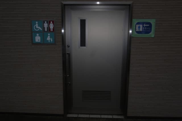 東坂下二丁目公園 のトイレ入口写真