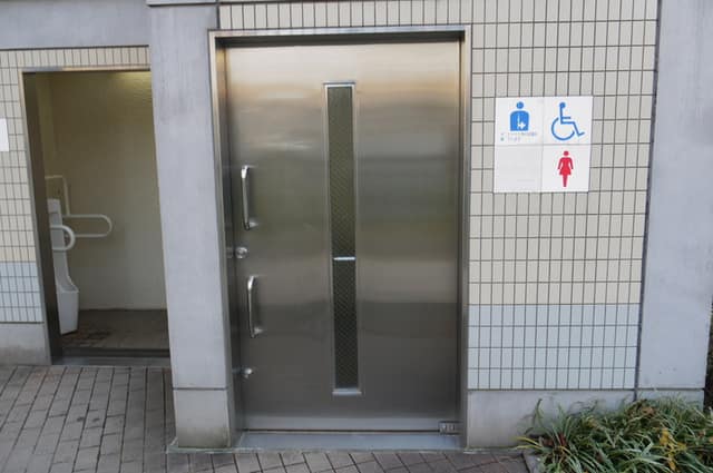 富士見西児童遊園 のトイレ入口写真