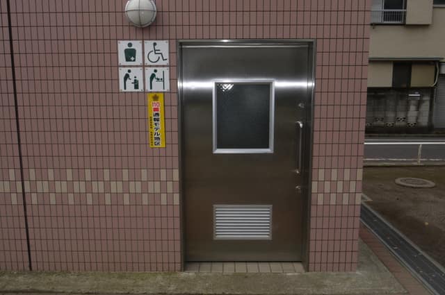 小茂根四丁目公園 のトイレ入口写真
