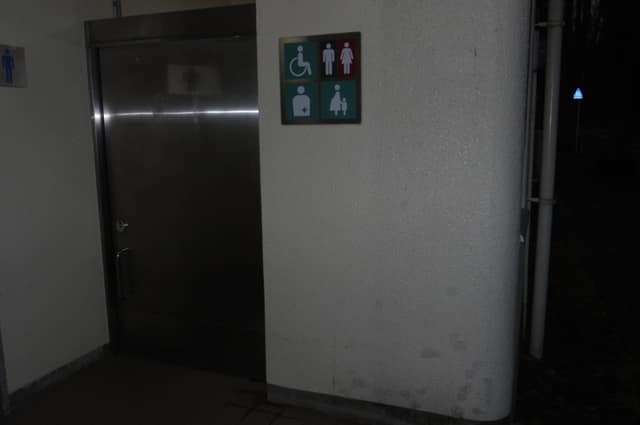ゆりの木公衆便所 のトイレ入口写真