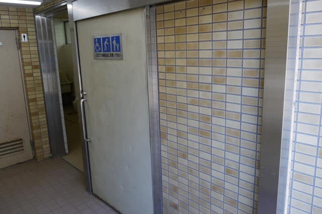 見次公園 のトイレ入口写真