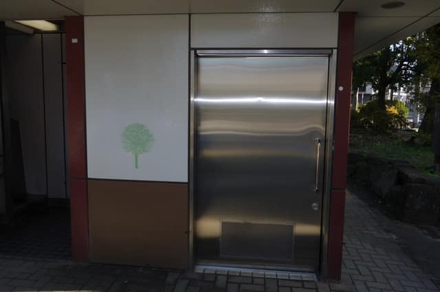 溝下公園 のトイレ入口写真