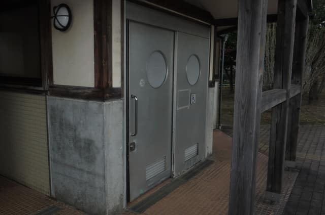 舟渡水辺公園 のトイレ入口写真
