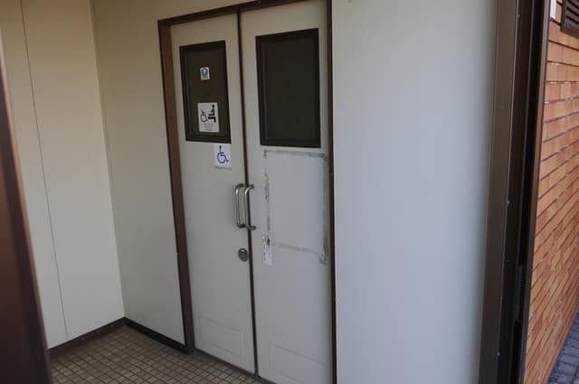 小豆沢公園(河岸広場) のトイレ入口写真