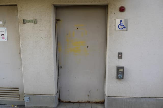 小豆沢公園(グランド南) のトイレ入口写真