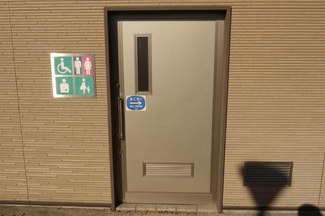 高島平五丁目第二公園 のトイレ入口写真