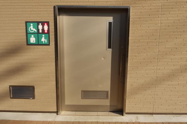 成増児童遊園 のトイレ入口写真
