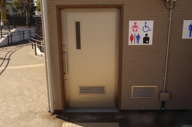 上赤塚公園 のトイレ入口写真