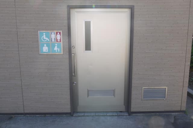 高島平七丁目第二公園 のトイレ入口写真